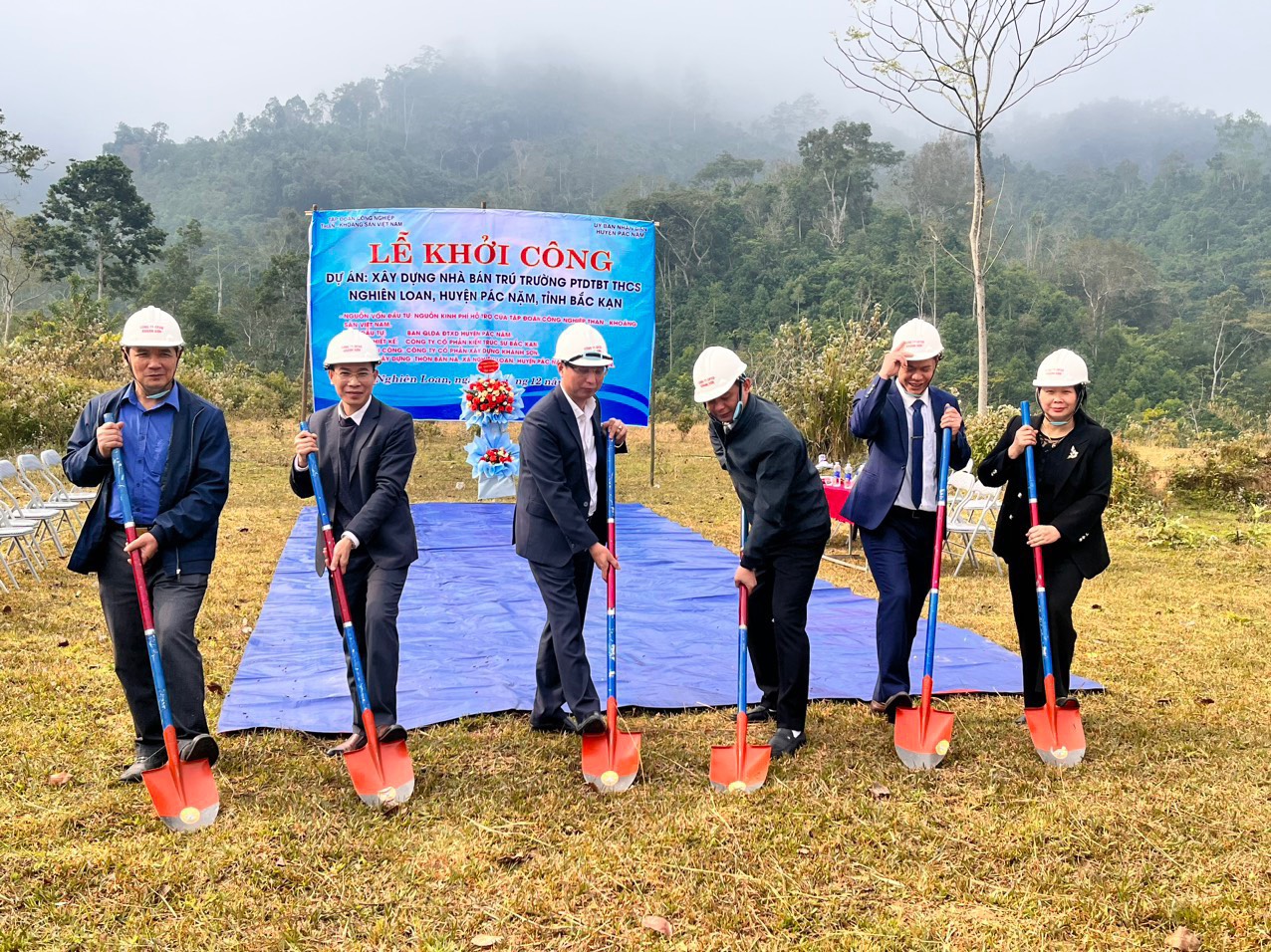 Đại biểu tham dự Lễ khởi công nhà bán trú trường PTDTNT THCS Nghiên Loan